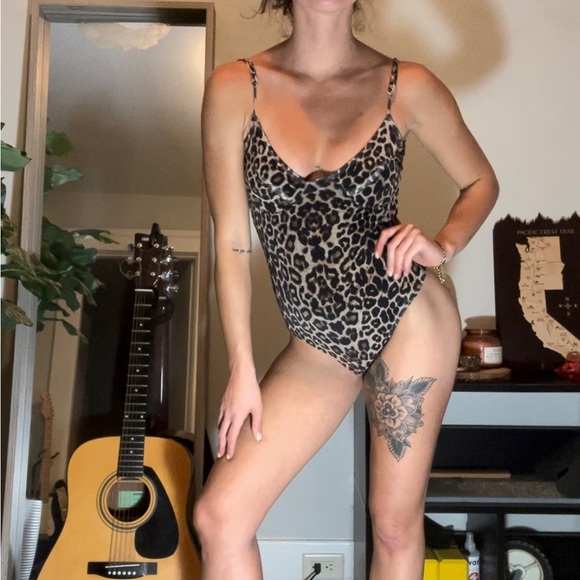 Lulus | Leopard Bodysuit - Picture 2 of 3